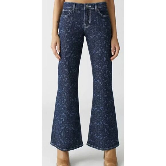BDG Denim - Urban Outfitters BDG Low Rise Flare
Jeans Women's Size 27 Dark Wash
Print